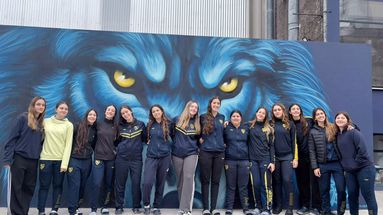 El plantel del Lobo antes de partir rumbo a Chapadmalal en el frente de la sede mens sana.