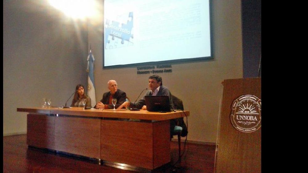 Carla Agosti, Arturo Rabin y Lisandro Mogliati en una de las exposiciones de la jornada. (LA OPINION)