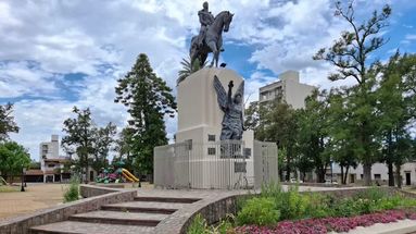 La propuesta consiste en habilitar el paso vehicular en la Plaza 25 de Mayo, a la altura de calle Pinto, atravesando la plaza y rodeando el monumento, sin intervenirlo. La propuesta consiste en habilitar el paso vehicular en la Plaza 25 de Mayo, a la altura de calle Pinto, atravesando la plaza y rodeando el monumento, sin intervenirlo.