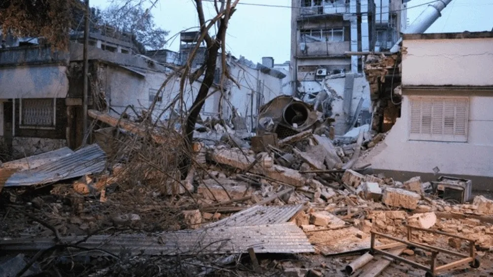 La baja definitiva de Laboratorios Ramallo SA, resuelta este viernes por la Administración Nacional de Medicamentos, Alimentos y Tecnología Médica (Anmat) llegó apenas tres meses después de una idéntica medida adoptada por el mismo organismo oficial, centrada en aquel caso sobre otro laboratorio del mismo grupo empresario. La baja definitiva de Laboratorios Ramallo SA, resuelta este viernes por la Administración Nacional de Medicamentos, Alimentos y Tecnología Médica (Anmat) llegó apenas tres meses después de una idéntica medida adoptada por el mismo organismo oficial, centrada en aquel caso sobre otro laboratorio del mismo grupo empresario.