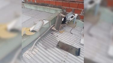 El vecino redujo al ladrón en el techo de la casa. El vecino redujo al ladrón en el techo de la casa.