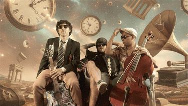 Carly Almada, Indigo Martínez y Pablo Almada conforman El Antihéroe Juglar, una propuesta musical nacida en Pergamino que apuesta a la búsqueda artística y la identidad propia. Carly Almada, Indigo Martínez y Pablo Almada conforman El Antihéroe Juglar, una propuesta musical nacida en Pergamino que apuesta a la búsqueda artística y la identidad propia.