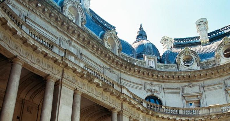 El Palacio San Martín se nos brinda como un ejemplo insoslayable de la arquitectura ecléctica de finales de siglo XIX y principios del XX.