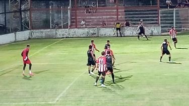 Douglas Haig finalizó la penúltima semana de preparación con un partido amistoso. Douglas Haig finalizó la penúltima semana de preparación con un partido amistoso.