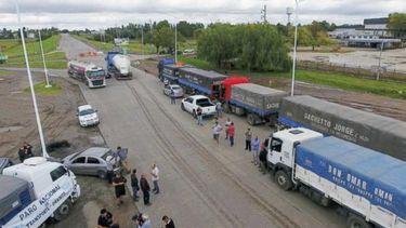 La delicada situación del gasoil impulsó cortes de rutas masivos de transportistas en todo el país durante los últimos días. La delicada situación del gasoil impulsó cortes de rutas masivos de transportistas en todo el país durante los últimos días.