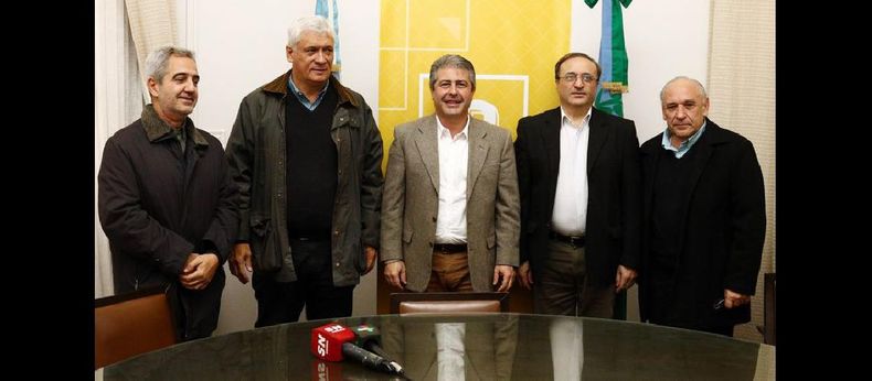 José Salauati, Guillermo Illia, Javier Martínez, Pedro DAngelo y Eddo Pascot luego de la presentación del director de Obras Sanitarias. (LA OPINION)