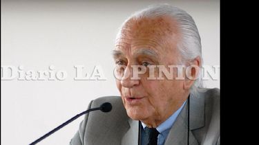 El desde ahora profesor emérito Luis Lima, siempre con la mirada en la Unnoba. (LA OPINION)