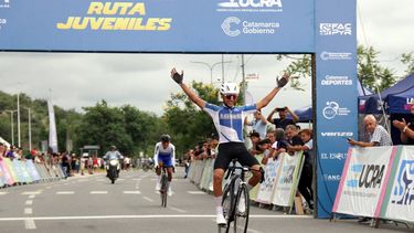Juliano Almeida cruza la meta y celebra su consagración como campeón argentino.