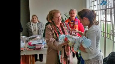 La solidaridad, presente de manos de docentes jubiladas. (LA OPINION)