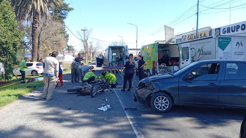 El choque generó un amplio despliegue de brigadas y unidades de asistencia a los dos jóvenes lesionados que fueron trasladados al Hospital.