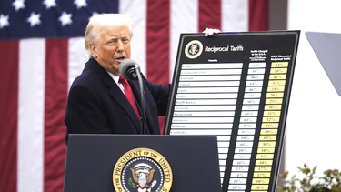 Donald Trump mostrando la lista de países con aranceles Donald Trump mostrando la lista de países con aranceles