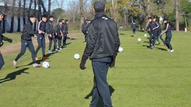 Douglas Haig se prepara para enfrentar a Defensores de Villa Ramallo con la intención de dar otro paso hacia la clasificación. Douglas Haig se prepara para enfrentar a Defensores de Villa Ramallo con la intención de dar otro paso hacia la clasificación.