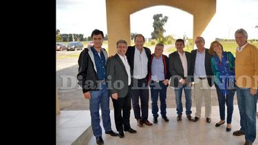 Recién llegado a nuestra ciudad, el senador saludó a Omar Pacini, Javier Martínez, funcionarios municipales, candidatos a senadores y referentes de Cambiemos.  (LA OPINION)