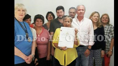 Ayer se llevó a cabo la entrega de documentación a los vecinos de la UOM. (LA OPINION)