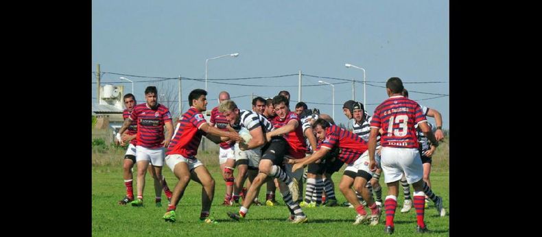 El octavo Matías Delloso avanza con la pelota y varios jugadores de Talleres de Arroyo Seco intentan detenerlo. (LOS PINGÜINOS RUGBY CLUB)