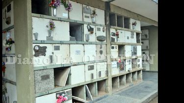 Robo de ornamentos de bronce y otros metales de nichos y panteones, rotura de vidrios, mármoles y cajones. (LA OPINION)