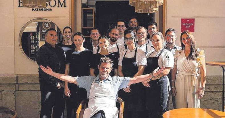 Instalado en Málaga desde 2019, Emiliano despliega toda su creatividad en Blossom para sorprender con una experiencia culinaria de alto vuelo, donde su equipo de cocina también brilla y se afianza en un intercambio mutuo y enriquecedor.