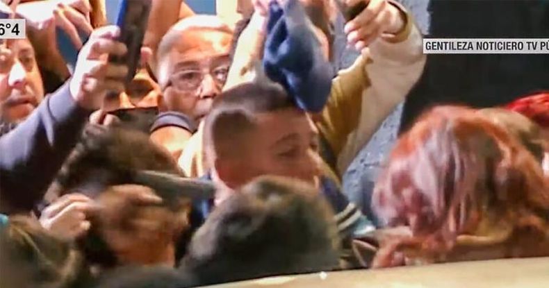 Ocurrió este jueves por la noche, cuando la vicepresidenta regresaba a su casa de Recoleta. La Policía detuvo al hombre que, aparentemente llevaba una pistola Bersa calibre 22.