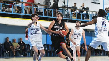 Martín Gandoy, autor de 10 puntos, en una ofensiva en el triunfo ante Deportivo Norte.