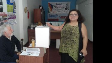María Luisa Mazzola al momento de votar ayer a la mañana en la sede local del Suteba. (LA OPINION)