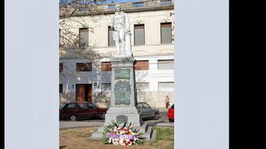 En torno a la escultura de Mariano Moreno se realizará el acto. (ARCHIVO LA OPINION)