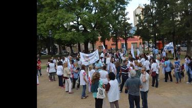 Los maestros de la ciudad volverán a reunirse esta tarde en la Plaza 25 de Mayo. (LA OPINION)