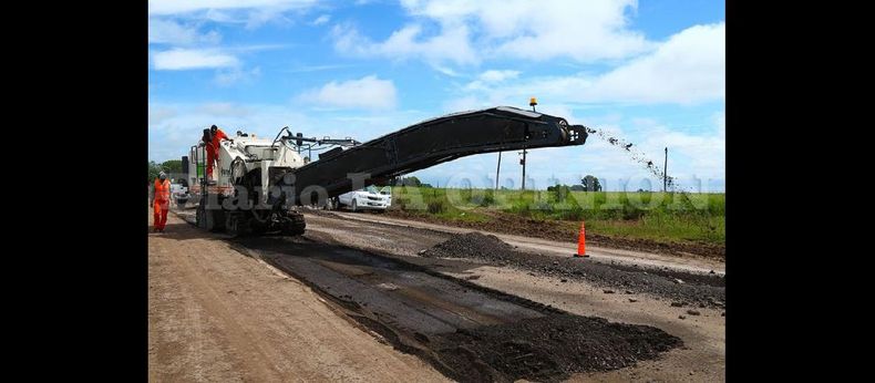 Con la llegada de las maquinarias se dio inicio a la reconstrucción de los 20.500 metros del camino Guerrico-La Violeta. (MUNICIPIO DE PERGAMINO)