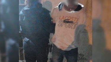 El ladrón se disponía a apoderarse ilegalmente de la bicicleta recientemente sustraída al adolescente, cuando intervino la Policía y lograron interceptarlo. El ladrón se disponía a apoderarse ilegalmente de la bicicleta recientemente sustraída al adolescente, cuando intervino la Policía y lograron interceptarlo.