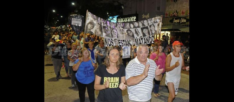 Marcha realizada esta noche por los vecinos de la localidad de Junin, en reclamo de justicia por el asesinato de Camila Borda. (NA/FACUNDO GRECCO/DIARIO DEMOCRACIA)