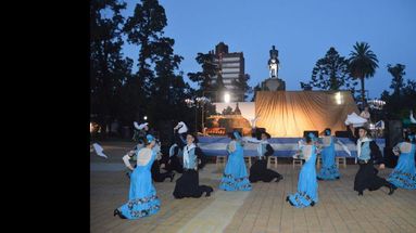 En la Plaza 25 de Mayo confluirán las variadas demostraciones de los artistas pergaminenses. (ARCHIVO LA OPINION)