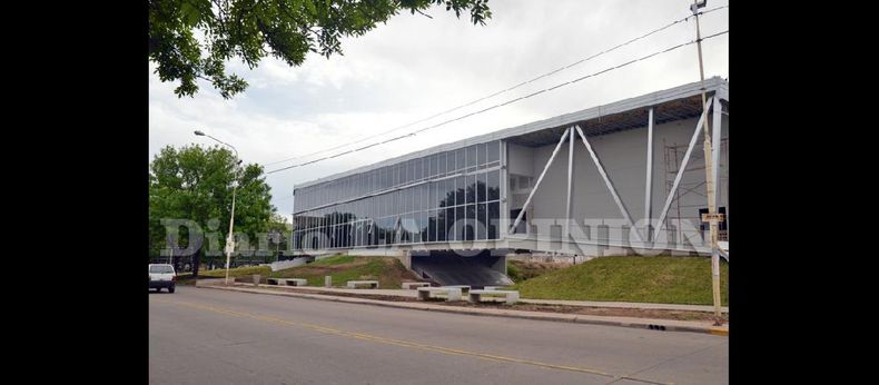 La imponencia del edificio ha significado un cambio definitivo para la zona, que ya ha olvidado los antiguos paredones del Corralón. (LA OPINION)