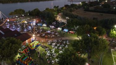 Más de 20 foodtrucks ofrecerán hamburguesas, opciones gourmet, platos regionales, dulces, bebidas y opciones vegetarianas. Más de 20 foodtrucks ofrecerán hamburguesas, opciones gourmet, platos regionales, dulces, bebidas y opciones vegetarianas.