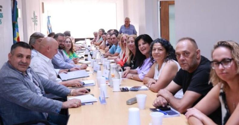 El Ejecutivo recibirá este martes a los gremios que representan a los maestros y a los sindicatos de los trabajadores nucleados en la Ley Nº 10.430.