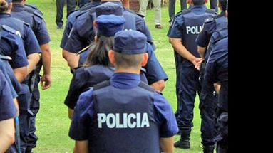 Un efectivo recién ingresado a la fuerza percibirá un sueldo de 15.700 pesos. (INTERNET)