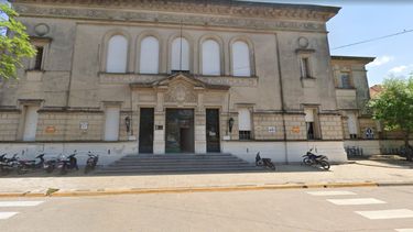En el marco de la investigación por la amenaza de bomba denunciada el pasado 11 de mayo en la Escuela Secundaria N° 4 de San Pedro, se llevaron adelante dos allanamientos simultáneos en distintos domicilios de la ciudad, con resultados positivos para la causa. En el marco de la investigación por la amenaza de bomba denunciada el pasado 11 de mayo en la Escuela Secundaria N° 4 de San Pedro, se llevaron adelante dos allanamientos simultáneos en distintos domicilios de la ciudad, con resultados positivos para la causa.