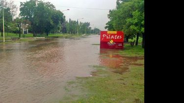 Avenida Pellegrini fue uno de los lugares más complicados durante las primeras horas de la tarde. (LA OPINION)