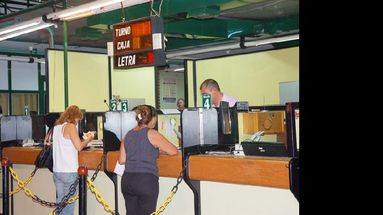 Genera expectativa en los vecinos saber de cuánto será el aumento del servicio de energía eléctrica. (ARCHIVO LA OPINION)