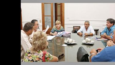 Funcionarios municipales encabezaron la reunión con los representantes gremiales por el tema aumento salarial. (LA OPINION)