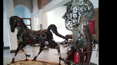 En el hall de entrada del Museo Municipal se exhiben las esculturas del artista local Julián Andrés Provenzano. (MUNICIPIO DE PERGAMINO)