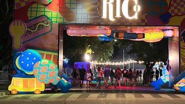 El público puede recorrer el patio cervecero, el espacio dulce y la feria de emprendedores, que forman parte de la estructura central del evento. El público puede recorrer el patio cervecero, el espacio dulce y la feria de emprendedores, que forman parte de la estructura central del evento.