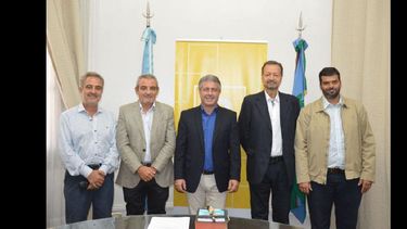 El intendente Martínez toma juramento a Pizarro, el nuevo secretario de la Producción de la Municipalidad. (LA OPINION)
