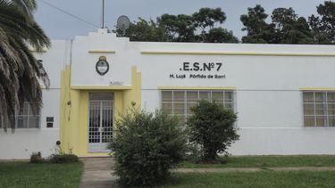 Una fuerte controversia se desató en Ramallo tras el rechazo en el Concejo Deliberante de una minuta de comunicación que solicitaba avanzar con reparaciones urgentes en el edificio donde funcionan la Escuela Primaria N° 25 y la Escuela Secundaria N° 7 de la localidad de El Paraíso. Una fuerte controversia se desató en Ramallo tras el rechazo en el Concejo Deliberante de una minuta de comunicación que solicitaba avanzar con reparaciones urgentes en el edificio donde funcionan la Escuela Primaria N° 25 y la Escuela Secundaria N° 7 de la localidad de El Paraíso.