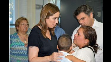 La gobernadora Vidal dialoga con Lucrecia, una vecina del barrio José Hernández que perdió todo, durante la recorrida por el Complejo Pioneer. (LA OPINION)