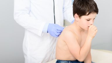 La tos constante es uno de los síntomas de la tuberculosis.