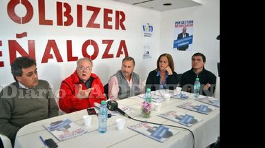 Peñaloza flanqueado por los integrantes de la lista del espacio político. (LA OPINION)