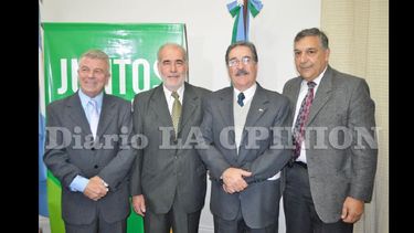 Omar Pacini, Gustavo Bitar, Guillermo Castro y Carlos Laguía, los cuatro protagonistas del acto de ayer. (LA OPINION)