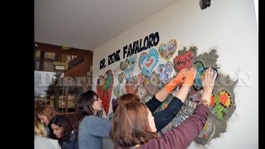 El sábado se concretó el armado del mural en la puerta del nosocomio. (LA OPINION)
