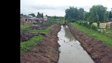 Mientras se está trabajando para la relocalización de las familias, hay obras en marcha para mejorar el escurrimiento del agua en Jorge Newbery. (LA OPINION)