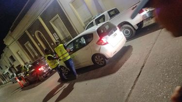 Personal de la Comisaría local, en un trabajo conjunto con las áreas de Inspección y Tránsito de la Municipalidad de San Pedro, desplegó durante la madrugada de hoy un operativo de control vehicular y de personas que culminó con la incautación de un automóvil por diversas irregularidades. Personal de la Comisaría local, en un trabajo conjunto con las áreas de Inspección y Tránsito de la Municipalidad de San Pedro, desplegó durante la madrugada de hoy un operativo de control vehicular y de personas que culminó con la incautación de un automóvil por diversas irregularidades.
