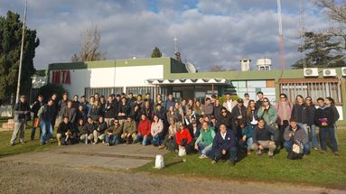 Cerca de 400 estudiantes y docentes de ocho universidades nacionales participaron de la cuarta edición de la Vidriera Tecnológica Universitaria en la Estación Experimental Agropecuaria (EEA) de INTA San Pedro. Cerca de 400 estudiantes y docentes de ocho universidades nacionales participaron de la cuarta edición de la Vidriera Tecnológica Universitaria en la Estación Experimental Agropecuaria (EEA) de INTA San Pedro.